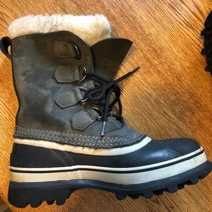 Shale/ Stone SOREL Caribou Boots Size 6 Medium